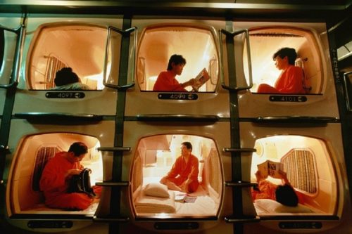 Niente di tutto questo. Benvenuti nei Capsule Hotel. Le stanze più piccole del mondo dove si va a dormire