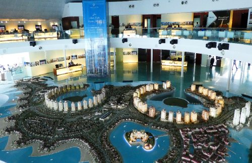 L'impressionante agenzia immobiliare dove si vendono le ville Pearl Catar. Non si usano cataloghi, ma si sceglie dal gigantesco plastico grande come tutta la sala