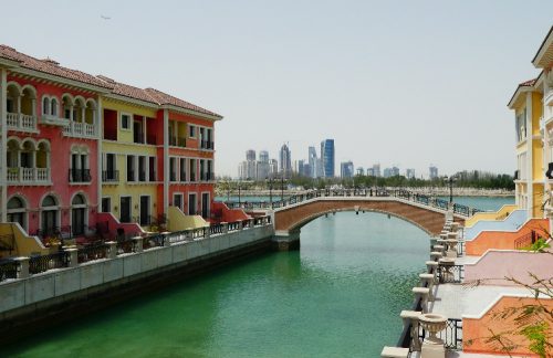 La somiglianza con calli e canali è sbalorditiva, ma in fondo svettano i grattacieli della city