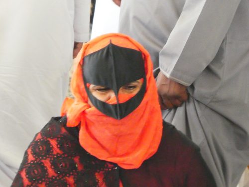 Incontri al Souq: a noi occidentali sembra molto strana, ma loro usano questa maschera con la cresta centrale per proteggersi dalla sabbia  del deserto