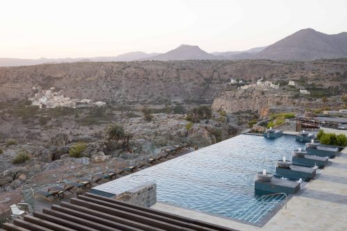  La piscina ha una vista mozzafiato sulla valle. In lontananza si vedono due villaggi