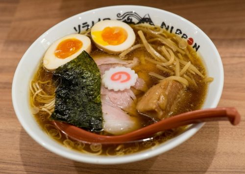 Ecco a voi sua maestà U'Zuppone, ma qui lo chiamano Ramen, pasta con carne verdure e uova, e la pancia è piena