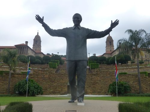 Madiba, così è soprannominato, è nato il 18 luglio 1918, quest'anno si celebra il centenario, qui siamo a Pretoria e questa è la più alta statua in bronzo eretta in suo onore