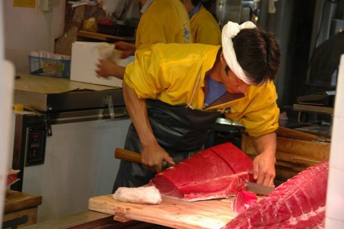  Taglio finale del tonno fresco, per uno dei numerosi sushi bar che circondano il Fish Market