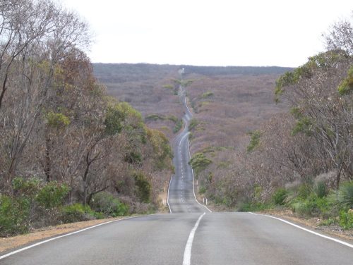 KI, la strada che attraversa l'isola lunga 160 km e larga 50 km, con 4000 abitanti