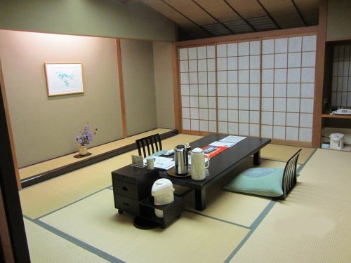 Il letto viene aggiunto alla sera. E' un tatami, una materassino basso con un comodo piumino. I pasti possono essere serviti in camera