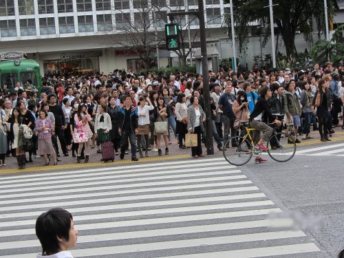 Incrocio pedonale nella grande piazza di Shibuya. Guardate cosa succede nella prossima