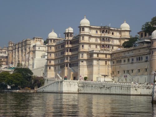 Udaipur, il Palazzo del Maharaja visto dal lago Pichola