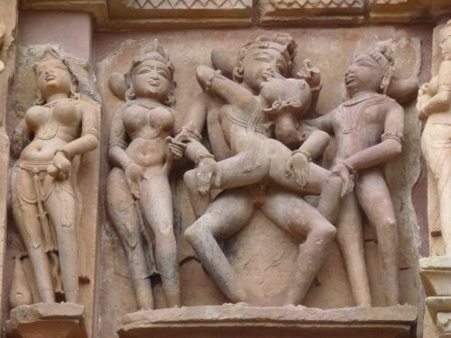 Molte delle posizioni raffigurate sono viste con malizia da noi occidentali
