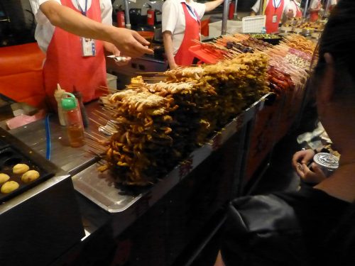 Gran parte del cibo viene fritto, meglio non sapere quale olio venga usato