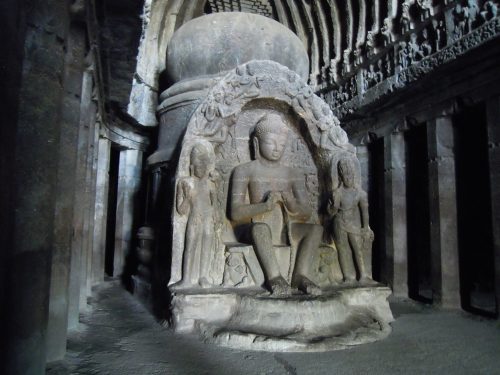 Anche qui tutto il tempio è realizzato scavando un blocco di roccia piena: il Budda seduto è nella posizione dell'insegnamento
