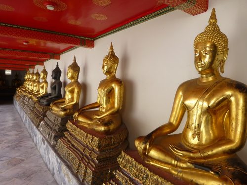 Parete con alcune delle 400 statue di Buddha