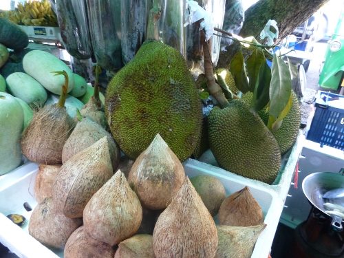 Frutta, in secondo piano avocado