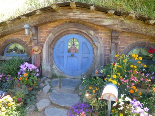 E' occorso un anno per realizzare Hobbiton sulle colline. Poi nel 2002 dopo avere girato la trilogia tutto il set venne completamente smontato