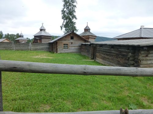 Villaggio siberiano sulle sponde del Bajkal