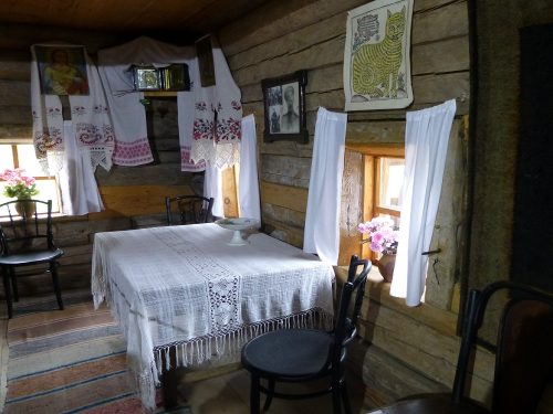 Interno di una vecchia casa siberiana