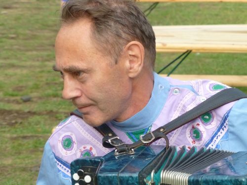 Un suonatore di fisarmonica allieta la festa