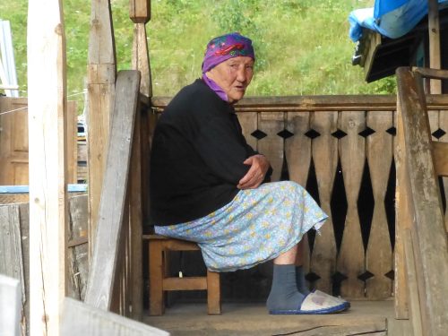 Nonnina sul balcone della dacia, da notare i tratti mongoli tipici delle popolazioni russe di confine